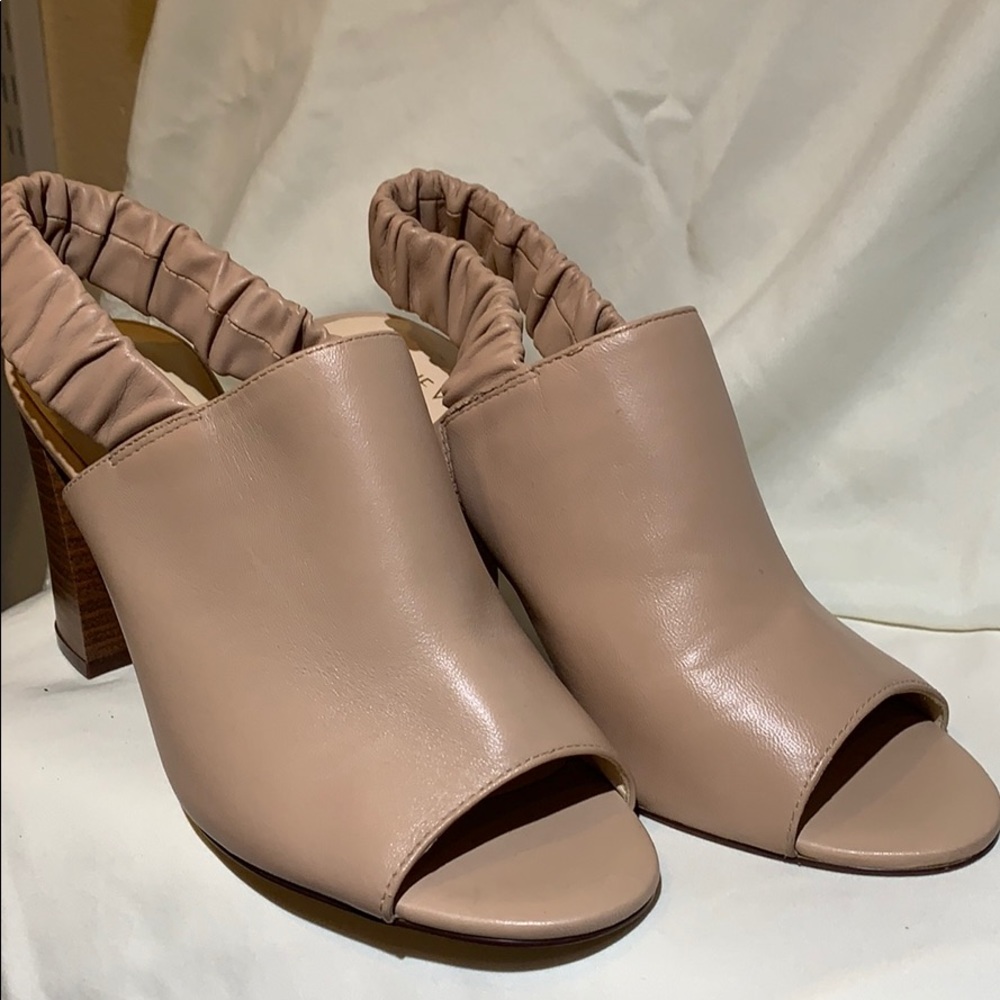 Neutral leather sandals